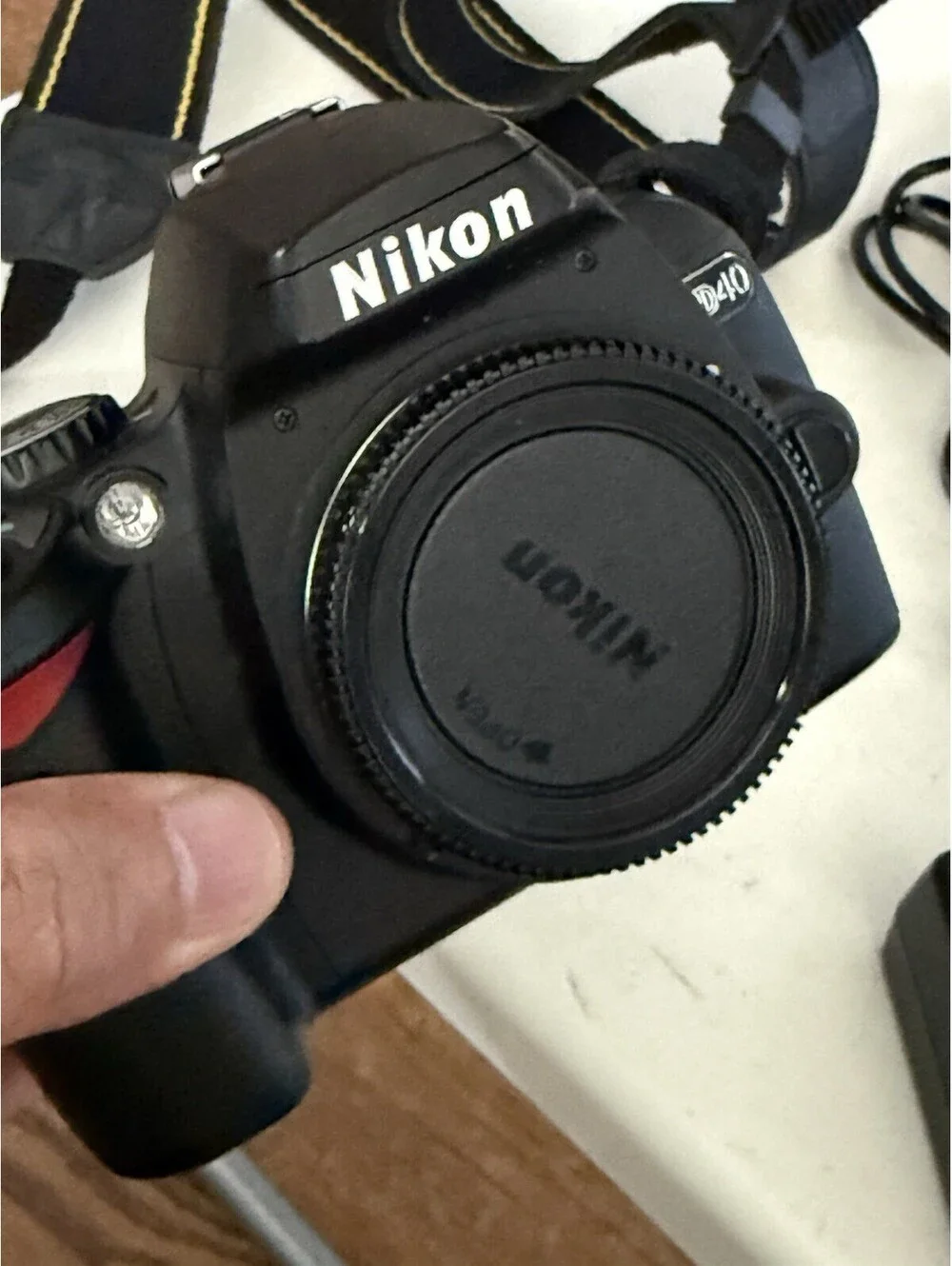 Nikon D40 Digital SLR Camera Body Only  W/battery , Charger , Bundle ( Read)